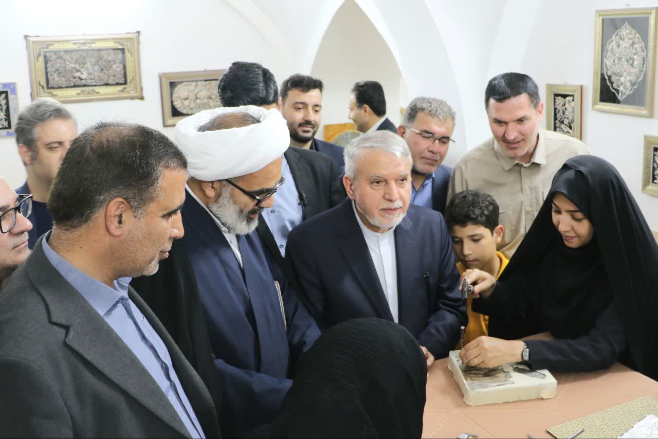 بازدید وزیر میراث فرهنگی، گردشگری و صنایع دستی از نمایشگاه صنایع دستی شهر مبارکه